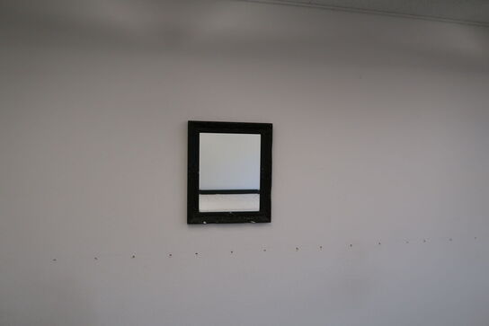 Dobbeltseng, plakat, gulvtæppe, bord m.m.