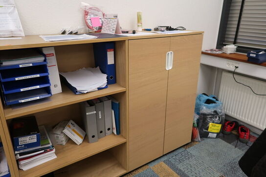 4 stk. skabe/reoler med indhold