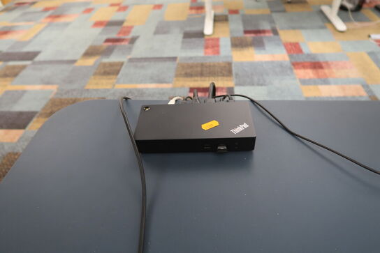 2 stk. computerskærme LENOVO X24-20, tastatur, mus, dockingstation og headset