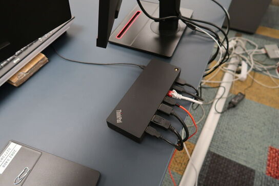 2 stk. computerskærme LENOVO T24i-20, tastatur, rollermus, dockingstation, headset