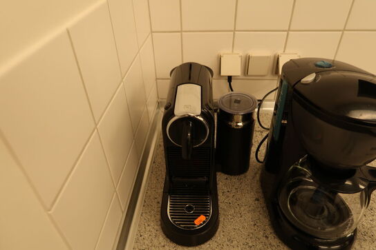 2 stk. kaffemaskiner NESPRESSO, BRAUN, kaffekværn, mikrobølgeovn m.m.