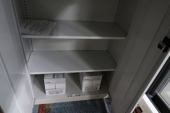 Stålskab med kontorartikler