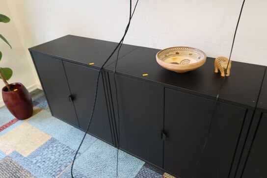 3 stk. skabe med indhold