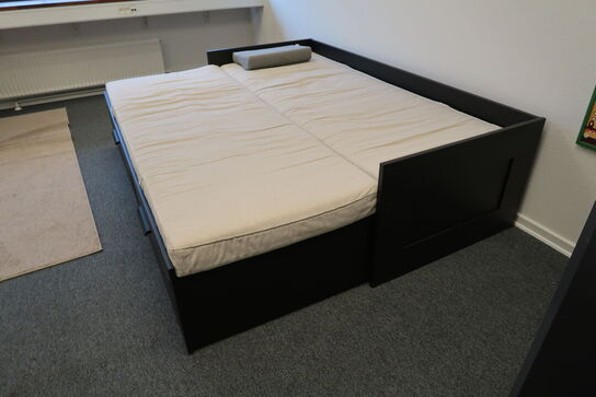 Dobbeltseng, plakat, gulvtæppe, bord m.m.