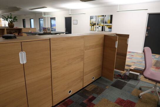 4 stk. skabe med indhold