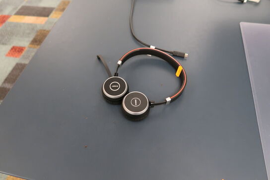 2 stk. computerskærme LENOVO X24-20, tastatur, mus, dockingstation og headset