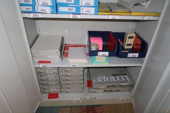 Stålskab med kontorartikler