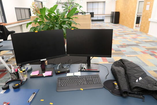 2 stk. computerskærme LENOVO T24i-20, tastatur, mus, dockingstation, headset