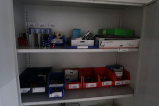 Stålskab med kontorartikler