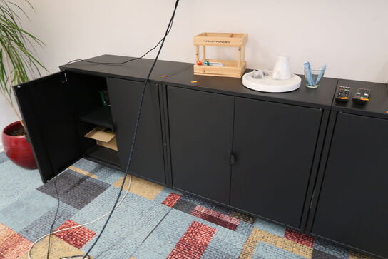 3 stk. skabe med indhold