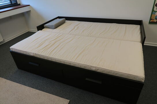 Dobbeltseng, plakat, gulvtæppe, bord m.m.