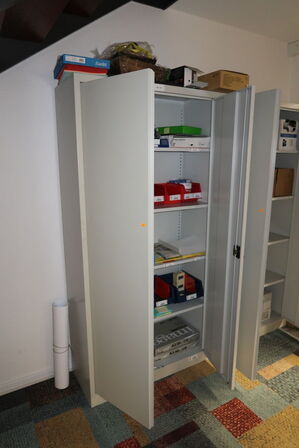 Stålskab med kontorartikler