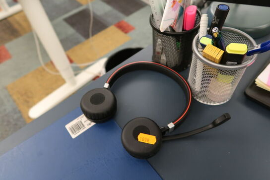 2 stk. computerskærme LENOVO T24i-20, tastatur, mus, dockingstation, headset