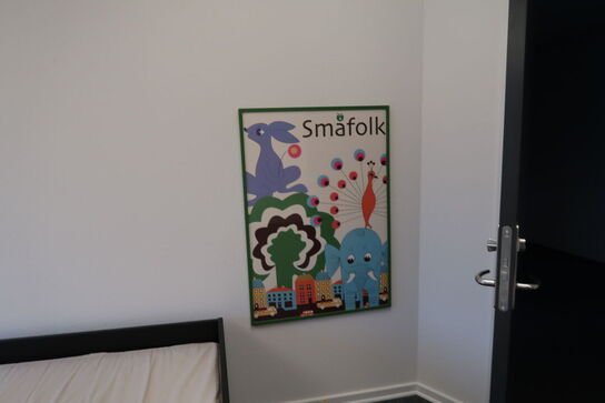 Dobbeltseng, plakat, gulvtæppe, bord m.m.