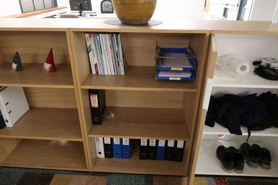 4 stk. skabe/reoler med indhold (planter medfølger ikke)