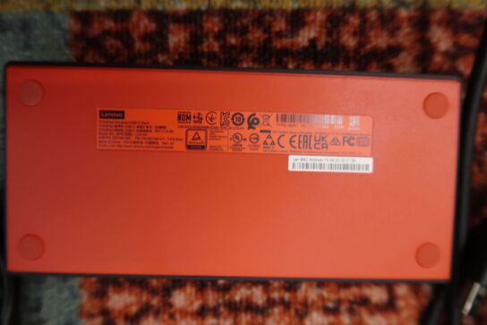 Div. tastaturer, computertaske, 2 stk. dockingstationer LENOVO Universal USB-C Dock m.fl.