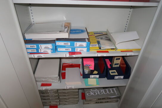 Stålskab med kontorartikler