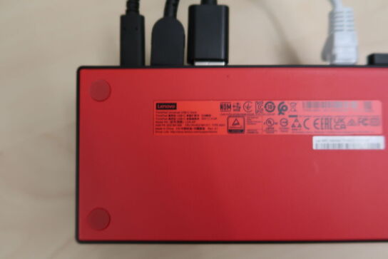 Computerskærm LENOVO T24i-20, tastatur, mus og dockingstation