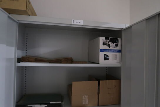 Stålskab med kontorartikler