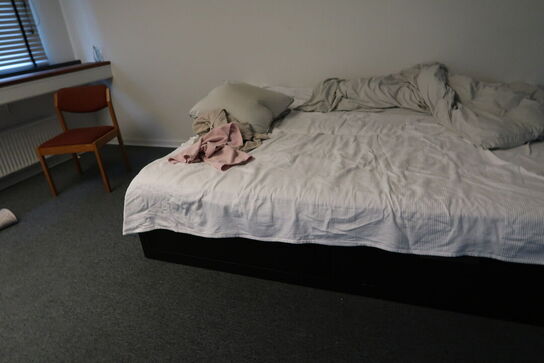 Dobbeltseng, plakat, stol m.m.