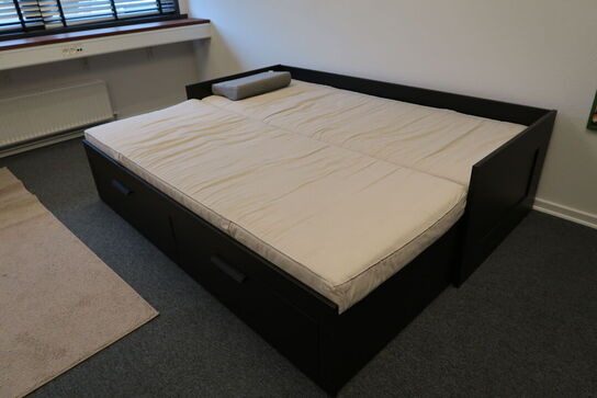 Dobbeltseng, plakat, gulvtæppe, bord m.m.