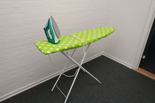 Stygebræt samt strygejern