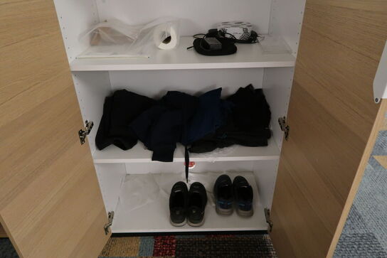 4 stk. skabe/reoler med indhold (planter medfølger ikke)