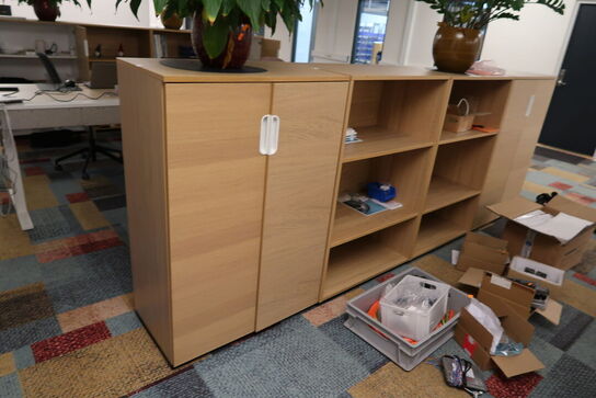 4 stk. skabe/reoler med indhold (planter medfølger ikke)