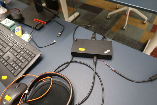 Computerskærm LENOVO T27i-30, tastatur, mus, dockingstation og headset