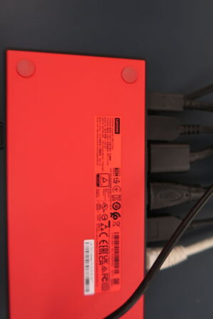 2 stk. computerskærme LENOVO X24-20, tastatur, mus, dockingstation og headset