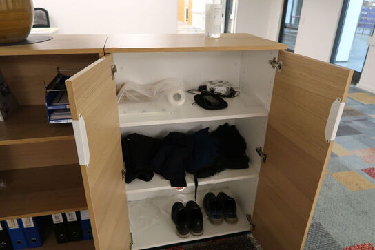 4 stk. skabe/reoler med indhold (planter medfølger ikke)