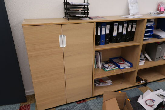 4 stk. skabe/reoler med indhold