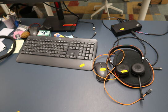 Computerskærm LENOVO T27i-30, tastatur, mus, dockingstation og headset