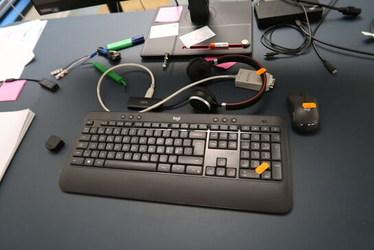 Computerskærm LENOVO T34W-20, tastatur, headset, mus og dockingstation 