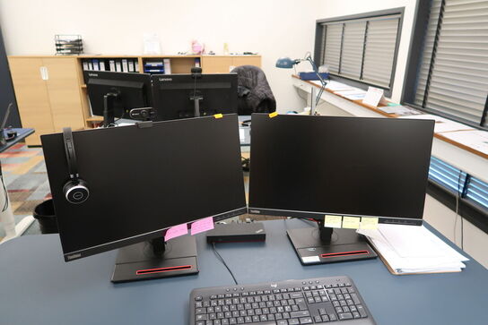 2 stk. computerskærme LENOVO T24i-20, tastatur, rollermus, dockingstation, headset