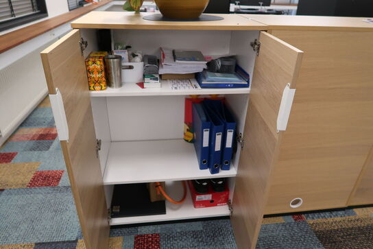 4 stk. skabe/reoler med indhold (planter medfølger ikke)