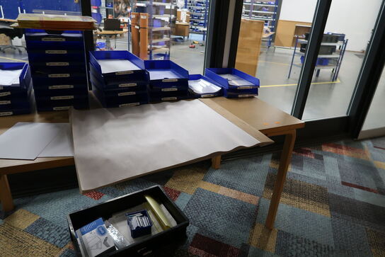 2 stk. borde uden indhold