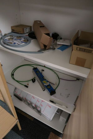 4 stk. skabe/reoler med indhold (planter medfølger ikke)