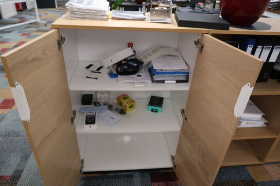 4 stk. skabe/reoler med indhold (planter medfølger ikke)