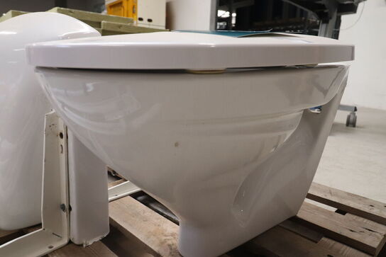 Toilet, 2 håndvaske og støtter.