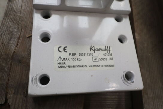 Toilet, 2 håndvaske og støtter.