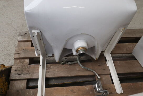 Toilet, 2 håndvaske og støtter.