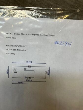 Halv-ø bordplade med kogepladehul