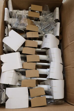 40 stk Gulvbeslag for radiatorer.