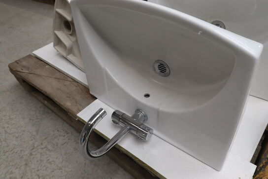 Toilet og 2 håndvaske.