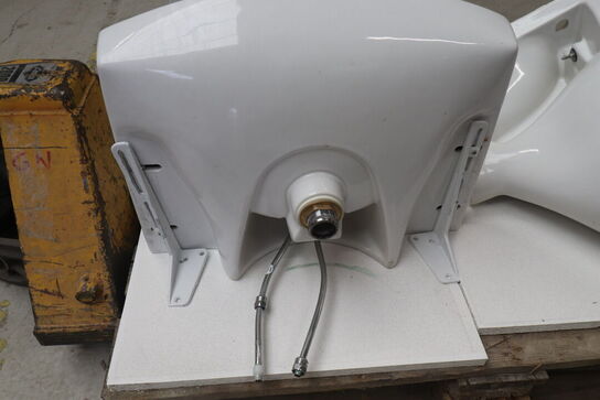 Toilet og 2 håndvaske.