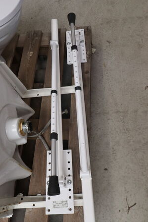 Toilet, 2 håndvaske og støtter.