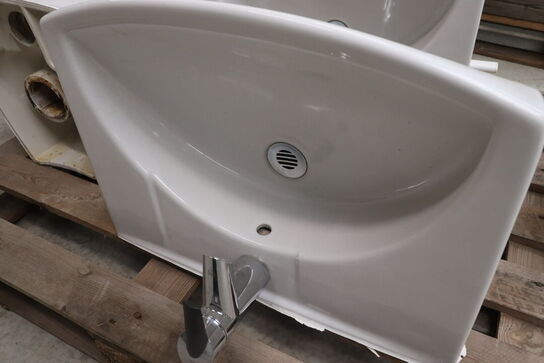 Toilet, 2 håndvaske og støtter.