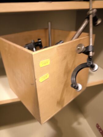 Kasse med målestativer