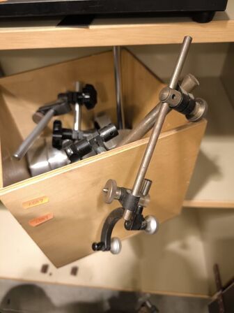 Kasse med målestativer